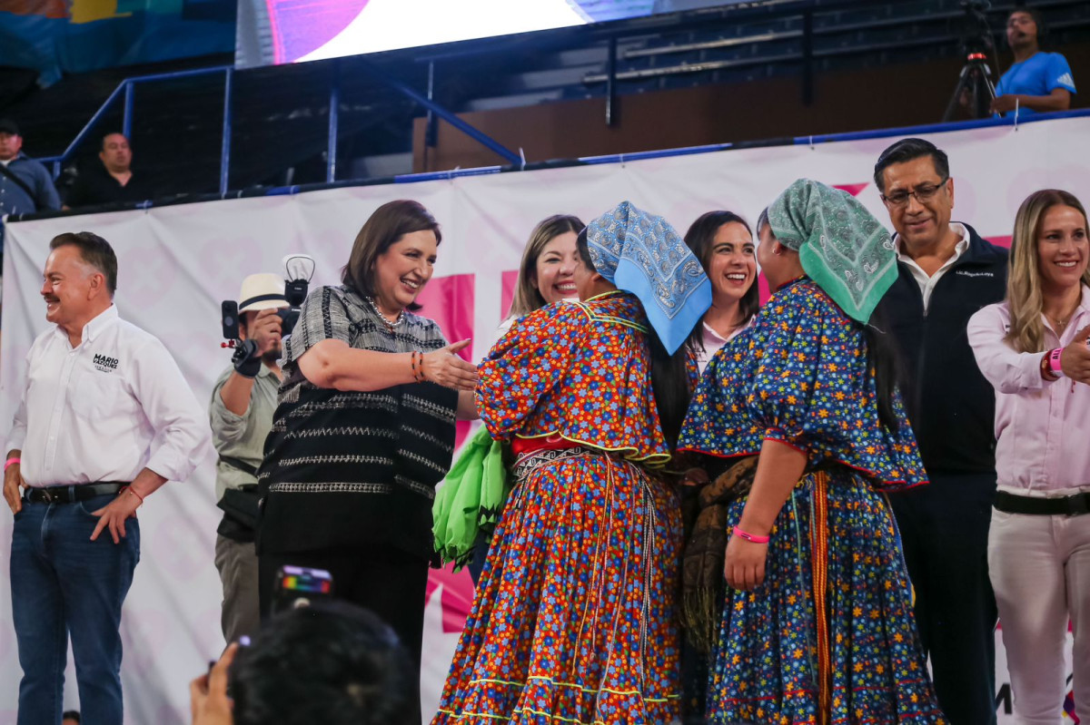 Miles reciben a Xóchilt Gálvez en gira por Juárez