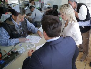 Ordena IEE a Andrea Chávez borrar su nombre y foto de ambulancias y consultorio
